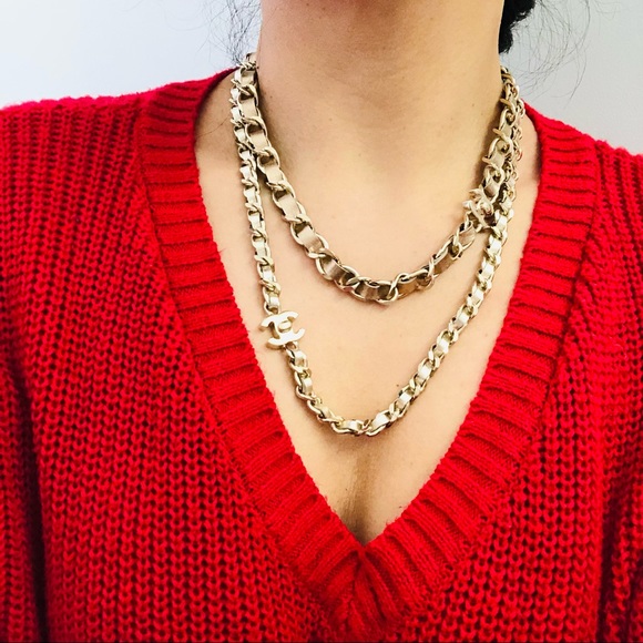 Authentic pale gold tone chain necklace with turn lock double layered - Picture 4 of 11